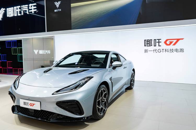 成都309哪吒汽车在智能汽车领域的表现，领途汽车在新能源汽车市场中的影响力